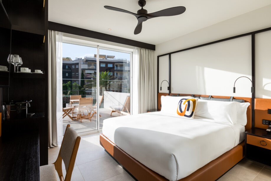Habitación con terraza privada en Hotel Riomar Ibiza