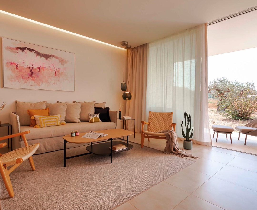 Salón de la suite con luz natural