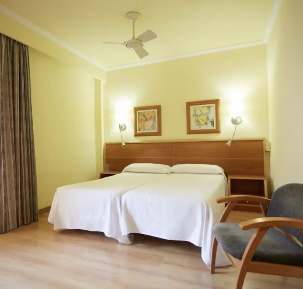 Habitación con butaca y zona de estar